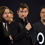 Die "Arctic Monkeys" sind mit zwei Preisen die Gewinner des Abends. Sie können sich jetzt beste britische Band nennen und ihre Platte "AM" Album des Jahres.
