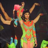 Katy Perry ist in doppelter Funktion bei der Verleihung der "BRIT Awards". Sie performt nicht nur im neonfarbenen Outfit ihren Song "Dark Horse", sondern überreicht auch den Preis für die beste britische Single.