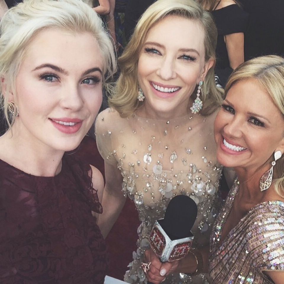 Ireland Baldwin macht ein Selfie mit ihrer Kollegin und Cate Blanchett. Ireland Baldwin macht ein Selfie mit ihrer Kollegin und Cate Blanchett.