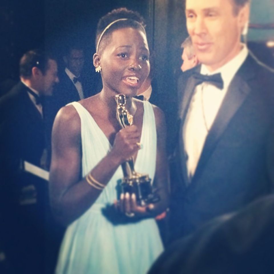 Wenige Minuten nach ihrem Gewinn kann Lupita Nyong'o ihr Glück noch kaum fassen und klammert sich an ihren Goldjungen.
