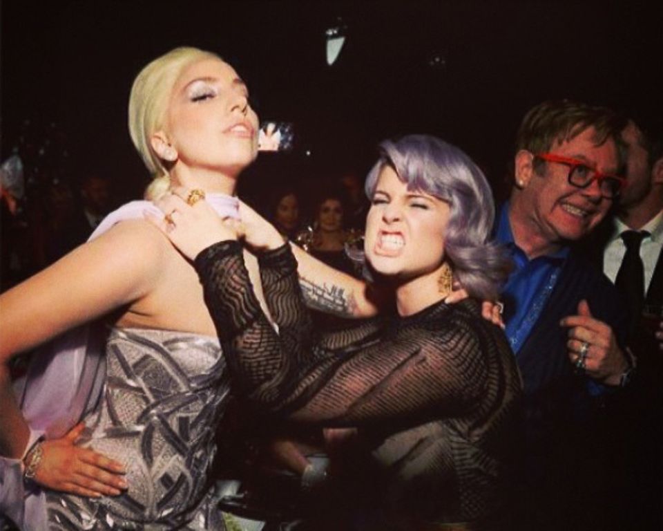 Kelly Osbourne geht Lady Gaga zum Spaß an die Gurgel.