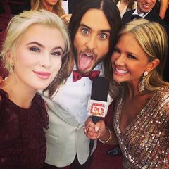 Ireland Baldwin berichtet für "Entertainment Tonight" vom roten Teppich und macht dabei Selfies von allerlei Stars, hier albert sie mit Jared Leto herum.