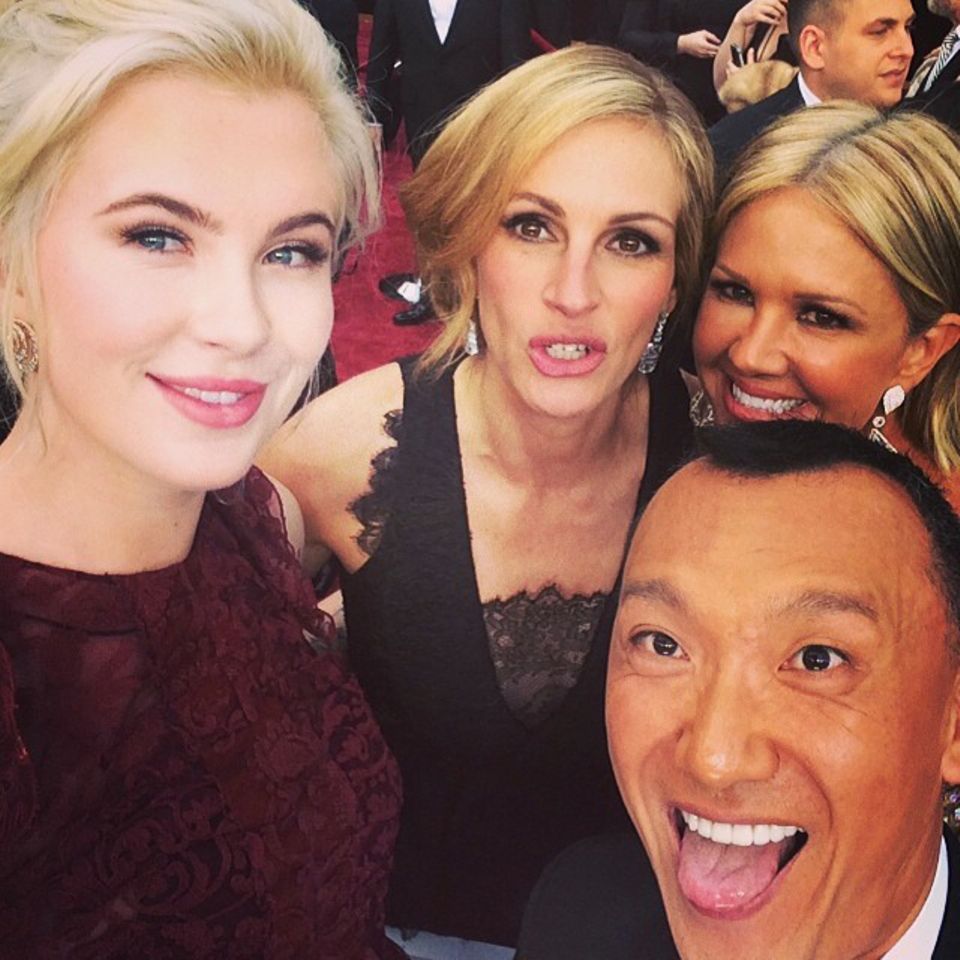 Auch Julia Roberts lässt sich von Ireland Baldwin und ihren Moderatoren-Kollegen zum Selfie überreden. Auch Julia Roberts lässt sich von Ireland Baldwin und ihren Moderatoren-Kollegen zum Selfie überreden.