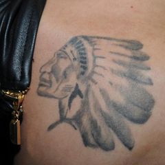 Ein Indianer kennt keinen Schmerz und Justin Bieber offenbar auch nicht - sonst hätte er wohl nicht so viele Nadelstiche über sich ergehen lassen.