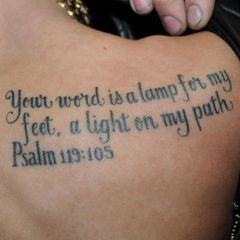 Bieber ist Bibel-Fan, wie einige seiner Tattoos verraten: Er trägt den Psalm „Dein Wort ist meines Fußes Leuchte und ein Licht auf meinem Wege“ auf seinem rechten Schulterblatt.