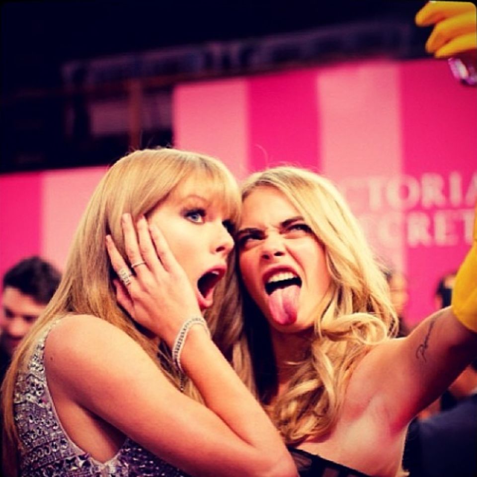 Taylor Swift und Cara Delevingne, 21, haben einiges gemeinsam: Sie waren beide einmal mit Boygroup-Star Harry Styles zusammen. Und sie sorgen für reichlich Drama - "Trouble x 2" schrieb Cara unter dieses Bild. Auf der "Victoria's Secret Fashion Show" im November 2013 gab Taylor Cara einen aufmunternden Klaps auf den Po. Cara revanchierte sich und hielt Händchen - und eine Kamera -, als Taylor Swift sich im Februar 2014 nach ihrem London-Konzert die Haare schneiden ließ. Taylor Swift und Cara Delevingne, 21, haben einiges gemeinsam: Sie waren beide einmal mit Boygroup-Star Harry Styles zusammen. Und sie sorgen für reichlich Drama - "Trouble x 2" schrieb Cara unter dieses Bild. Auf der "Victoria's Secret Fashion Show" im November 2013 gab Taylor Cara einen aufmunternden Klaps auf den Po. Cara revanchierte sich und hielt Händchen - und eine Kamera -, als Taylor Swift sich im Februar 2014 nach ihrem London-Konzert die Haare schneiden ließ.