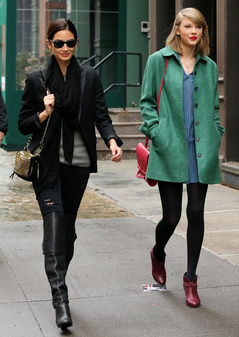 Taylor Swift und Lily Aldridge verbringen gern Zeit zusammen wie hier beim gemeinsamen Bummel durch New York. Die 24-jährige Musikerin und das 28-jährige Model freundeten sich im November 2013 an, als sie gemeinsam während einer "Victoria's Secret Fashion Show" auf der Bühne standen. Seitdem sagt Lily Aldridge, dass die Sängerin eine ihrer besten Freundinnen sei.