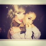 Am Abend vor der "Victoria's Secret Fashion Show 2014" feiern Ariana Grande, 21 und Taylor Swift eine kleine Pyjama-Party im Hotel. Auch während der Show sind die beiden Musikerinnen viel zusammen und knipsen Backstage dieses Selfie.