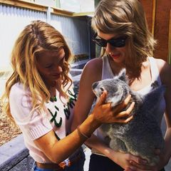 Mit diesem Bild gratuliert Taylor Swift ihrer BFF Blake Lively zum 29. Geburtstag. "HAPPY BIRTHDAY BLAKE!", schreibt die Sängerin. "Du bist eine wunderbare Freundin, für Menschen wie für Koalas. Ich liebe dich total."
