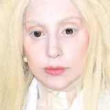 Schrilles Make-up gehört bei Lady GaGa zwar zur Tagesordnung, die Variante "Weißer Geist" mit übergroßen Kontaktlinsen fällt dann aber doch eher in die Gruselkabinett-Kategorie.