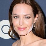 Angelina Jolie zeigt eindrucksvoll, dass man das Nachpudern im Gesicht und auf dem Dekolleté vor einem großen Auftritt lieber nicht in einer abgedunkelten Limousine erledigt.