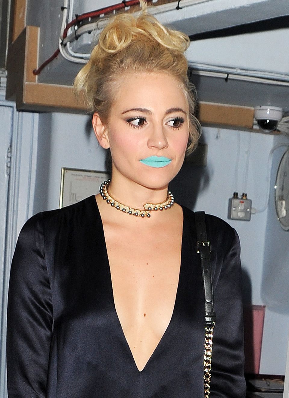 Lippenstiftfarben gibt es ja zur Genüge, aber Türkis? Mit diesem auffälligen Make-up hat sich Pixie Lott wirklich keinen großen Gefallen getan. Lippenstiftfarben gibt es ja zur Genüge, aber Türkis? Mit diesem auffälligen Make-up hat sich Pixie Lott wirklich keinen großen Gefallen getan.