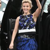 Reese Witherspoon winkt freudig, als sie ankommt.