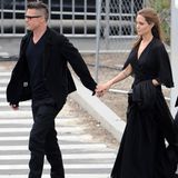 Brad Pitt und Angelina Jolie kommen Händchen haltend und im Partnerlook zu der Veranstaltung.