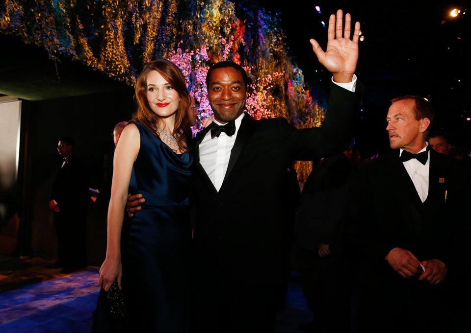 Chiwetel Ejiofor und seine Freundin Sari Merce feiern auf dem "Governors Ball". Chiwetel Ejiofor und seine Freundin Sari Merce feiern auf dem "Governors Ball".