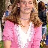 Als junges Mädchen zeigt sich Cressida Bonas im Jahr 2003 noch in einem niedlicheren Outfit. Herzchen-Ohrringe und bunte Halskette stimmt sie auf einen pinken Cardigan ab.