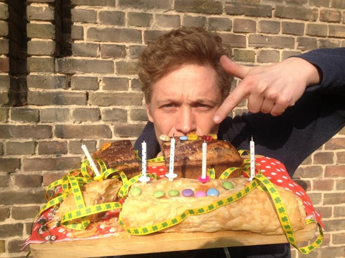 2014:  Happy Birthday! Am 11. März wird Matthias Schweighöfer 33 Jahre alt. Seinen Geburtstag feiert er auch mit seinen Fans auf Facebook und veröffentlicht dieses Bild mit Riesen-Kuchen.