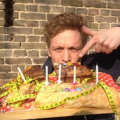2014: Happy Birthday! Am 11. März wird Matthias Schweighöfer 33 Jahre alt. Seinen Geburtstag feiert er auch mit seinen Fans auf Facebook und veröffentlicht dieses Bild mit Riesen-Kuchen.