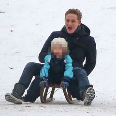 2014:   Eines der seltenen Fotos mit seiner Tochter: Hier genießt Matthias Schweighöfer den Berliner Winter mit Greta.