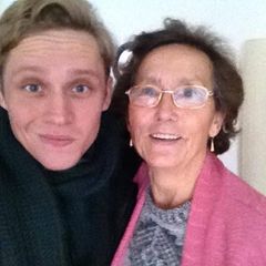 2013:   Familienmensch: Matthias Schweighöfer mit seiner Oma. "Meine ganz persönliche Frau Ella!", schreibt er zu dem Foto auf Facebook und spielt damit auf seinen Film "Frau Ella" an, in dem Ruth-Maria Kubitschek für die Hauptrolle engagiert wurde.