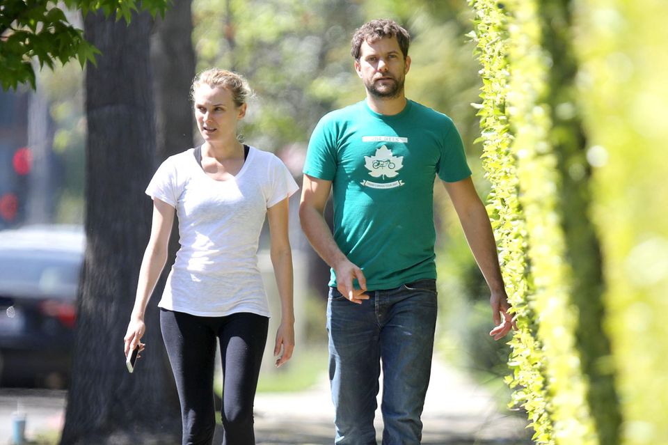 Auch Joshua Jackson trägt am irischen Feiertag ein grünes T-Shirt. Gemeinsam mit Freundin Diane Kruger macht er einen Spaziergang durch West-Hollywood.