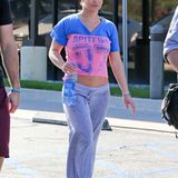 Britney setzt den Bauchfrei-Look etwas anders um: Sie trägt eingelaufenen Shirts und zieht die Hose bis auf den Hüftknochen herunter.