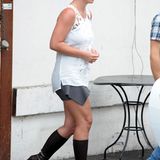 Niedliches Top für den Sommer, coole Shorts zu gebräunten Beinen und dann... Ja, dann bekam Britney offensichtlich kalte Füße. Warum sonst sollte sie sich in viel zu enge Stiefel zwängen, die nichts mehr mit ihrem luftig-leichtem Outfit zu tun haben.