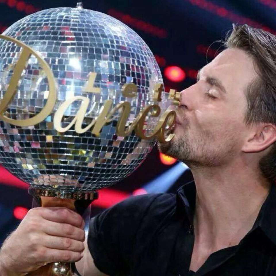 Große Freude: Musicaldarsteller und "DSDS"-Gewinner Alexander Klaws gewinnt den Tanzwettbewerb "Let's Dance" zusammen mit Isabel Edvardsson - und küsst seinen Pokal.