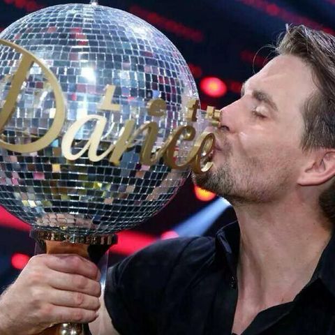 Große Freude: Musicaldarsteller und "DSDS"-Gewinner Alexander Klaws gewinnt den Tanzwettbewerb "Let's Dance" zusammen mit Isabel Edvardsson - und küsst seinen Pokal.