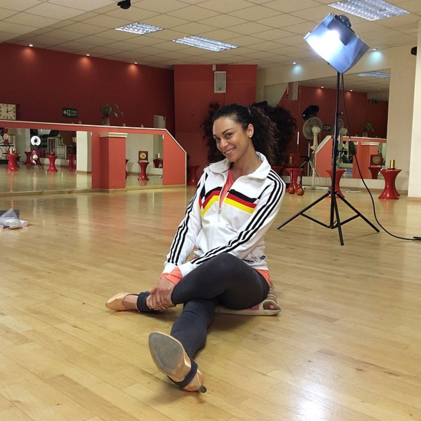 Für das Training muss Lilly Becker erst einmal ihre Beine dehnen.