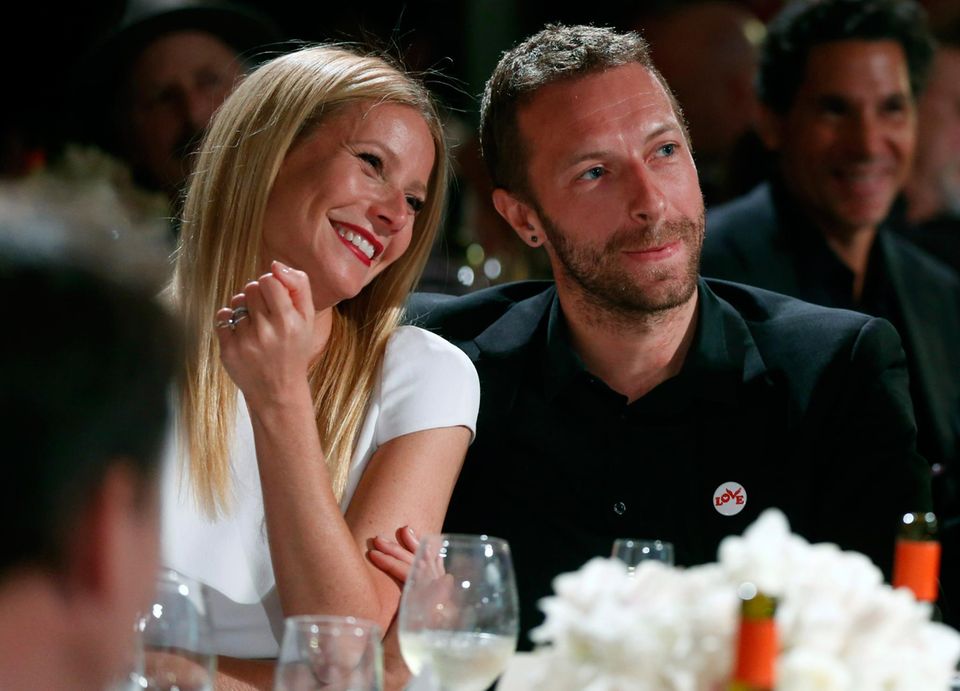 Januar 2014  Auf Sean Penns "Friends Help Haiti"-Gala in Beverly Hills sieht man Gwyneth Paltrow und Chris Martin verliebt im Zuschauerraum sitzen.