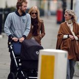 November 2004  Gwyneth Paltrow, ihre Mutter Blythe Danner und Chris Martin gehen zusammen mit Baby Apple im Kinderwagen in London spazieren.