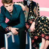 Hannah: langes Kleid und Weste im Folklorestil, von Valentino. Tuch von Max Mara, Pumps von Christian Louboutin   Justus: petrolfarbenes Sakko und Hose mit Nadelstreifen, Seidenhemd mit floralem Muster, alles von Prada. Schnürschuhe mit Schmetterlingsmuster, von Christian Louboutin