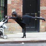 Während Hilaria Baldwin Söhnchen Rafael im Kinderwagen spazieren fährt, nutzt sie die Gelegnheit um ihre Yogaübungen zu machen. Die Blicke der Leute auf der Straße sind der Frau von Alec Baldwin dabei ganz egal.