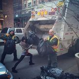 Hilaria unterstützt die Müllmänner New Yorks - aber nicht ohne Yoga.