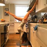 Die Küchenarbeit wird zur Nebensache. Hilaria Baldwin nutzt die Zeit lieber für eine ihrer Yoga-Übungen.