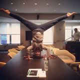 Hilaria funktioniert den Konferenztisch um zu ihrem Yogatisch.