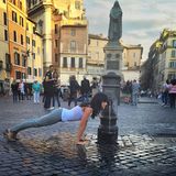 Da staunen die Touristen aber nicht schlecht, Hilaria nimmt eine Yogafigur ein, um von einem öffentlichen Brunnen zu trinken.