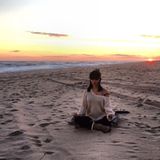 Doppelte Erholung: Yoga am Strand
