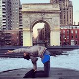 Hilarai Baldwin nennt dies "Snowga" - Yoga im Schnee.