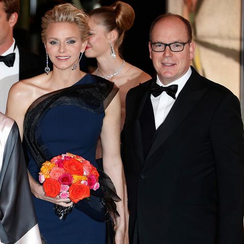 Fürstin Charlène und Fürst Albert von Monaco erscheinen allen Krisengerüchten zum Trotz gemeinsam beim traditionellen Rosenball.