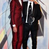 Karl Lagerfeld posiert mit dem Sänger Mika.