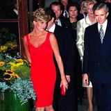 Bei einem Charity-Event in Paris trug Prinzessin Diana 1995 ein knallrotes Etuikleid von Christian Lacroix. In dem Modell mit Schleife am Ausschnitt zelebrierte die Stil-Ikone ihre Freiheit nach der Trennung von Prinz Charles.