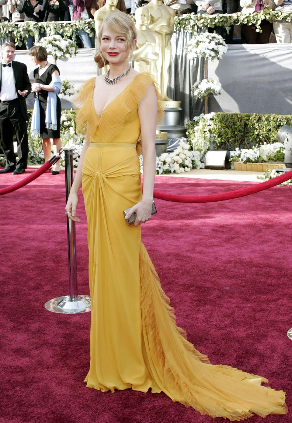 Bei ihrem Gang über den roten Teppich in 2006 machte Michelle Williams der Oscar-Statue Konkurrenz, als sie in einem gelbgoldenen Kleid von Vera Wang bei den Academy Awards erschien. Mit einem satten Rotton auf den Lippen rundete sie den Preis-verdächtigen Look hervorragend ab.