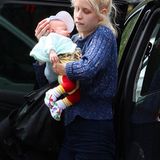 15. Juni 2012: Noch etwas unbeholfen geht Neu-Mama Peaches Geldof mit ihrem Sohn Astala um.