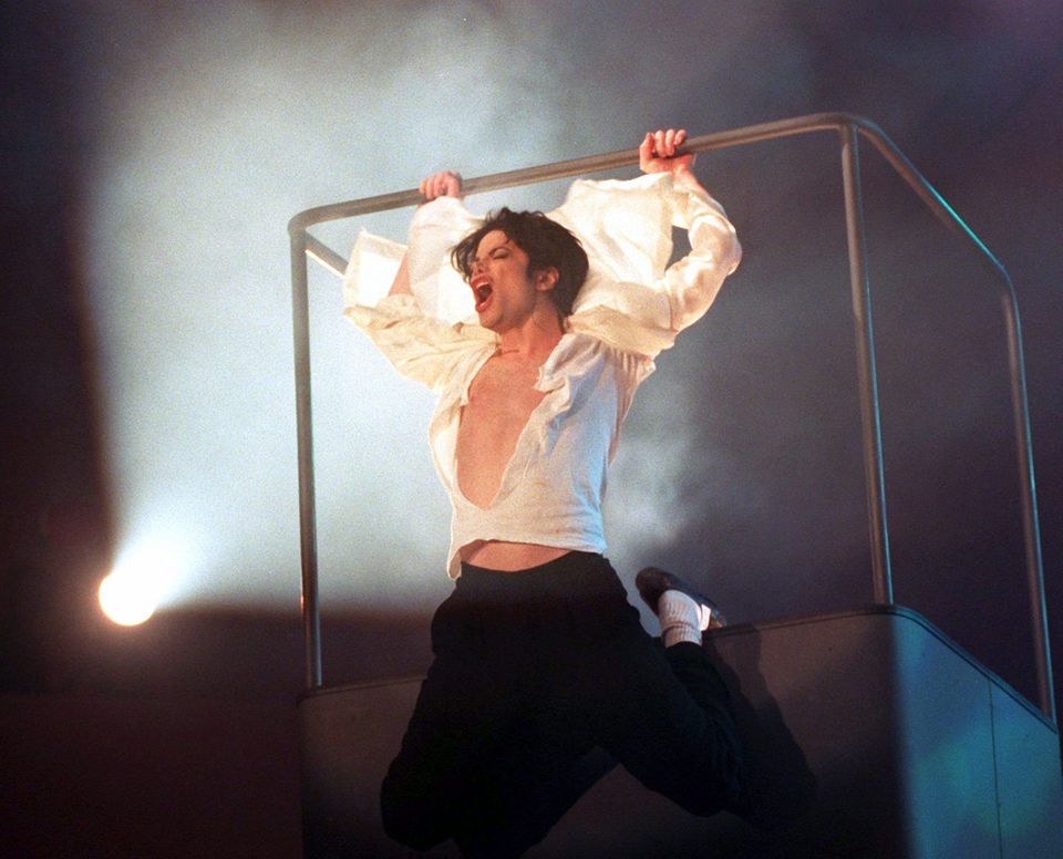 4. November 1995: Der "King of Pop" Michael Jackson zerreißt sich bei seinem legendären Auftritt das Hemd. 4. November 1995: Der "King of Pop" Michael Jackson zerreißt sich bei seinem legendären Auftritt das Hemd.