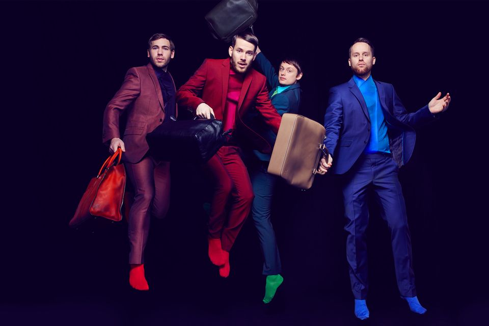 Von links: Niels Grötsch trägt ein Hemd von Emporio Armani, einen Anzug von Joop, orangefarbene Socken von Falke, einen orange-roten Shopper von Tods. Johannes Strate trägt ein Hemd von Emporio Armani, einen Anzug von Strellson, rote Socken von Burlington, eine schwarze Bowling Bag von Bottega Venetta. Jakob Sinn trägt ein Hemd von Emporio Armani, einen Anzug von Strellson grüne Socken von Burlington, eine grüne Bowling Bag von Bottega Venetta. Kristoffer Hünecke trägt ein Hemd von Emporio Armani, einen Anzug von Joop, blaue Socken von Falke, einen beigen Shopper von Louis Vuitton Von links: Niels Grötsch trägt ein Hemd von Emporio Armani, einen Anzug von Joop, orangefarbene Socken von Falke, einen orange-roten Shopper von Tods. Johannes Strate trägt ein Hemd von Emporio Armani, einen Anzug von Strellson, rote Socken von Burlington, eine schwarze Bowling Bag von Bottega Venetta. Jakob Sinn trägt ein Hemd von Emporio Armani, einen Anzug von Strellson grüne Socken von Burlington, eine grüne Bowling Bag von Bottega Venetta. Kristoffer Hünecke trägt ein Hemd von Emporio Armani, einen Anzug von Joop, blaue Socken von Falke, einen beigen Shopper von Louis Vuitton