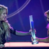 Helene Fischer bekommt ihren ersten Preis von Shakira überreicht. Damit aber noch nicht genug: Die Schlagersängerin und Moderatorin ist auch gleichzeitig Abräumerin des Abends. Denn sie wird für das Album des Jahres und als beste Schlagersängerin ausgezeichnet.