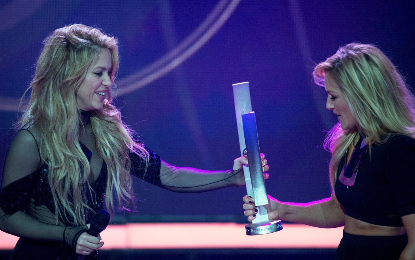 Helene Fischer bekommt ihren ersten Preis von Shakira überreicht. Damit aber noch nicht genug: Die Schlagersängerin und Moderatorin ist auch gleichzeitig Abräumerin des Abends. Denn sie wird für das Album des Jahres und als beste Schlagersängerin ausgezeichnet.