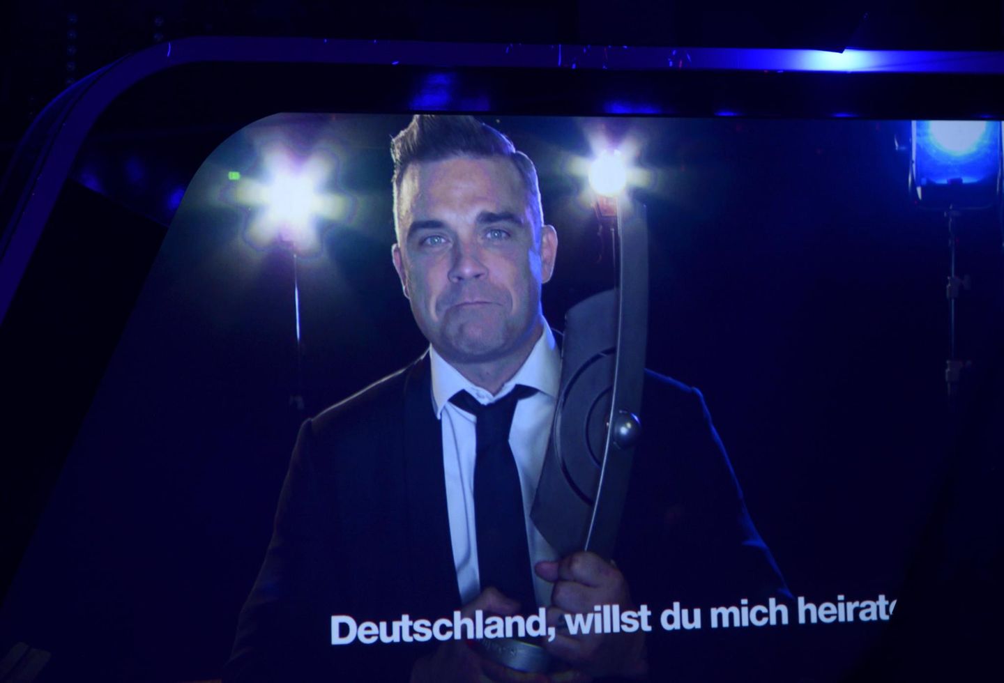 Robbie Williams kann zwar nicht vor Ort sein, liebt Deutschland aber trotzdem und will das Land sogar heiraten, sagt er zumindest.